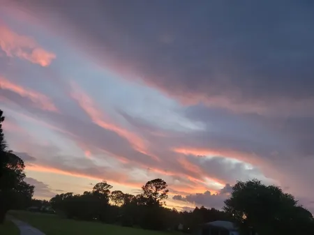 Beautiful like new tree house townhouse 3 balconies you will love convenience ! Отели в г. Мэнати