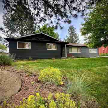 Bend Ski Retreat ~ Hot Tub, Movie Room & Winter Fun Near Mt. Bachelor Hotel Exterior