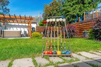 Heritage Retreat: Hot Tub, Private Yard, Firepit, Sleep 10