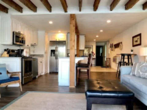 The Overlook at Lake Hamilton - Contemporary Design, Private Deck & Boat Slip!