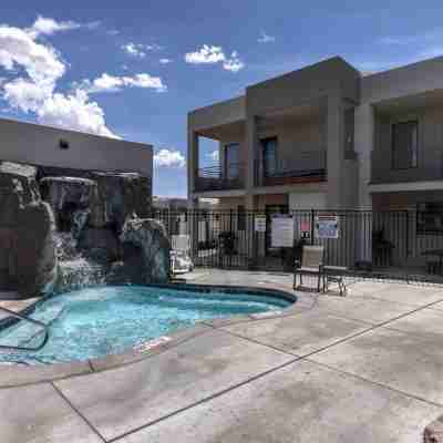 New • Loft 19 • Heated Pool • Pickle Ball • Trails Fitness & Recreational Facilities