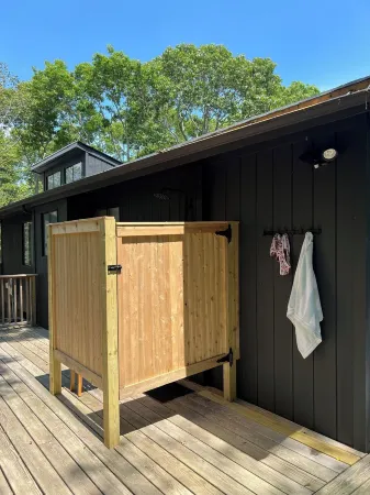 Sparkling East Hampton Oasis 3 Bed 2 Bath w/Heated Pool. Pets Welcome!