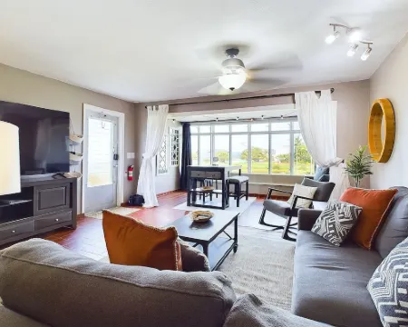 Seaside Charm!! Cozy BEACHFRONT Condo located on Sapphire Beach steps to thesand Hoteles en Santo Tomás