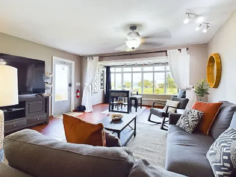 Seaside Charm!! Cozy BEACHFRONT Condo located on Sapphire Beach steps to thesand Hotels near Lindquist Beach