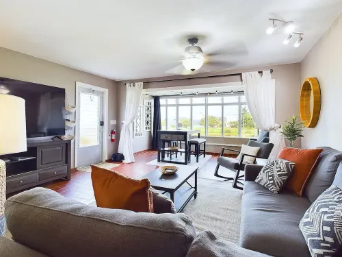 Seaside Charm!! Cozy BEACHFRONT Condo located on Sapphire Beach steps to thesand