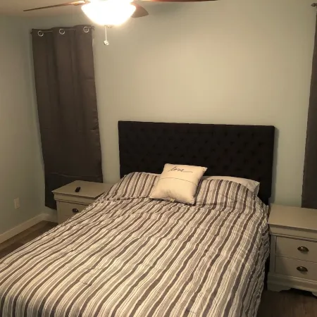 Cheerful, cozy 4 bedroom house w/ hot tub and firepit area