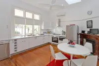2BR home only 2 minutes from the beach Hotels in Manly