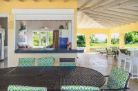 Wake up in paradise at this amazing villa for couples and families Hotels in Piccadilly