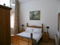 Familly cottage with pool in 10 acress of gardens, 10 minutes walk to town