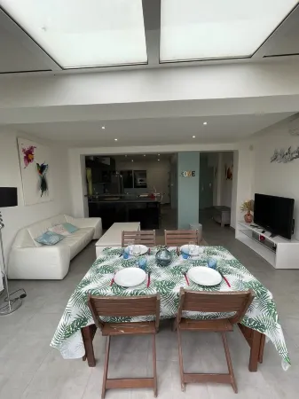 Pretty F3 50 mt from the sea Отели в г. Кальви