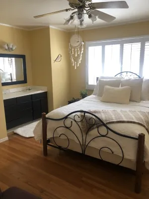 Sprawling Ranch House With Pool Hotels near Gardens of the World