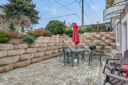 Water view, large 2 bedroom in N Everett