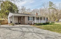 Cozy Ranch 15 Min to Raleigh Downtown and 15 to Fuquay-Varina Downtown Hotels near Wake Christian Academy