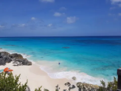 Sand Pebble 1 Bdrm Apt on Marley Beach w/ ocean views & steps to private beach Hotels in Warwick