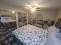 Waterfront with Boat Dock on Detroit River Channel. Fish from the Backyard 懷恩多特酒店