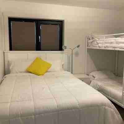 New 2 bedroom carriage house, a block from the Okanogan lake, close to downtown. Rooms