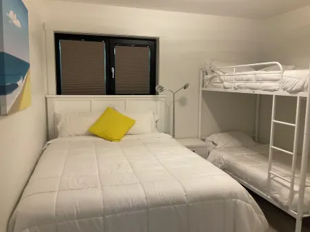 New 2 bedroom carriage house, a block from the Okanogan lake, close to downtown. Отели в г. Оканаган-Симилкамин