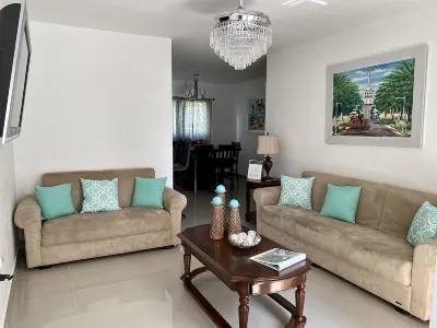 New 3 BR/2BA Apartment with A/C, wifi and pool! Các khách sạn ở 