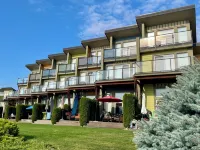Lakefront Shuswap townhouse in Scotch Creek (Buoy, private beach & pool/hot tub)