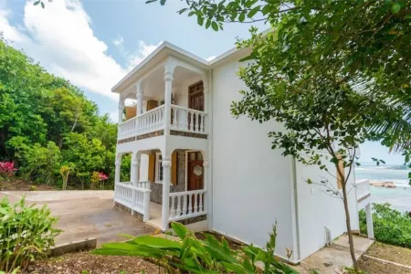 Oceanfront 3-bedroom villa with spectacular view! Отели в г. Калибиши