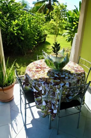 Peaceful bungalow with pool close to nature and town