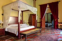 300 year old colonial mansion one block from the town square