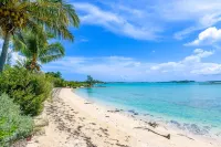 Newly renovated Oceanfront Townhouse with Stunning Views & Private Beach Access Hotel di George Town