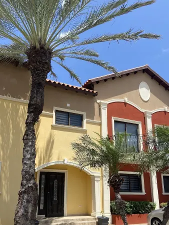 Gold Coast Newly Updated Townhouse 5 min from the Beach Отели в г. Палм-Бич