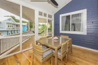New 3 Bedroom 2 Bathroom Owners Suite on West Bay Roatan. New Generac Generator.
