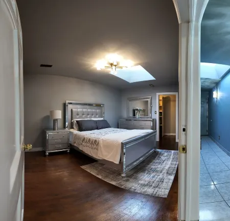 Penthouse suite in heart of little Italy Отели в г. Виндзор