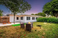 4BR Volley ball, minigolf, bowling, private beach, ping pong, arcade games &more Hotel in zona Royal Palm Park