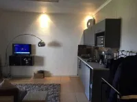 Private Contemporary Suite II *Modern Airport Stay