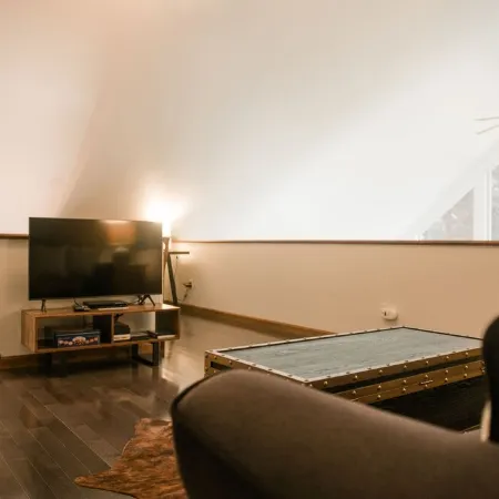 New! Modern mountain retreat. Bar, garage, luxurious backyard patio. Pristine!