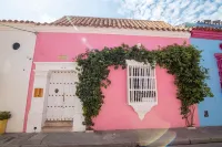 Beautiful 5 Bedroom House w/Pool in Walled City Hotels in 