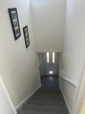 Cozy Sale Apartment Retreat Отели рядом с достопримечательностью «Парк Сейл Уотер»