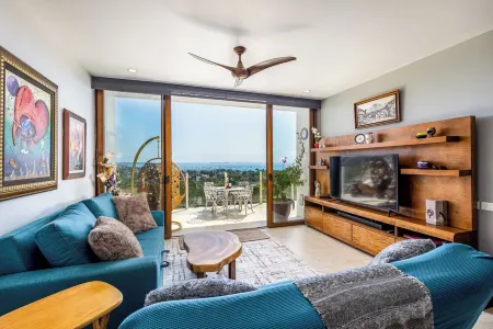 Ocean Views, Outdoor Dining, Beach Club, Wifi, Dog friendly,