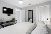 SPECTACULAR  OCEAN VIEWS FROM THIS MODERN BEACH CONDO Hotels in Tavernier