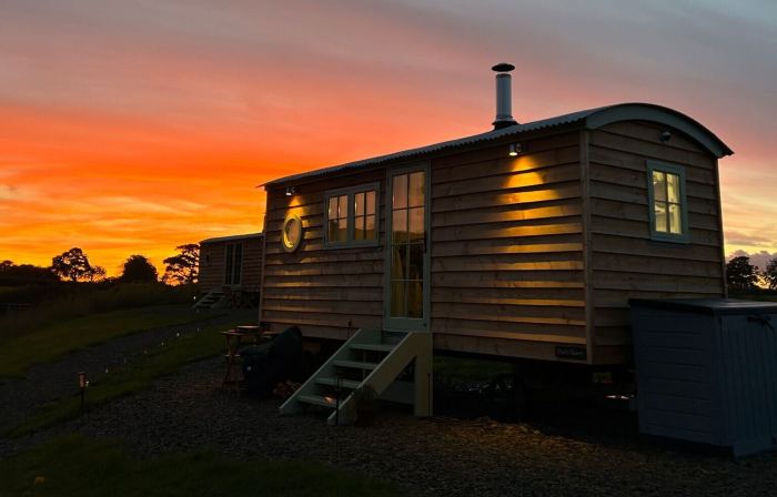 Cosy Owls Roost Hut with Private Hot Tub