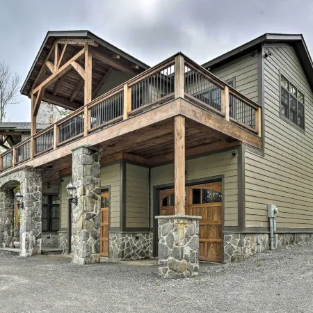 Elegant Mtn Chalet w/ Deck: 1 Mi to Mt Snow!