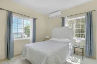 Two Bedroom cottage overlooking the city of Montego Bay Jamaica. Great View! Hotel di 