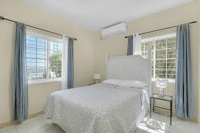 Two Bedroom cottage overlooking the city of Montego Bay Jamaica. Great View!