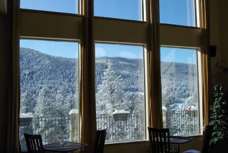 Arrowhead Manor Bed & Breakfast Inn & Event Center Отели в г. Эвергрин