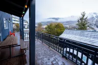 YHA Thredbo - con vista montagne