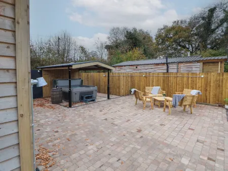 Elliw Отели рядом с достопримечательностью «Руфин Скул»