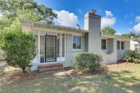 4 Mi to Dtwn Jacksonville: Chic Home w/ Porch! Hotels in 