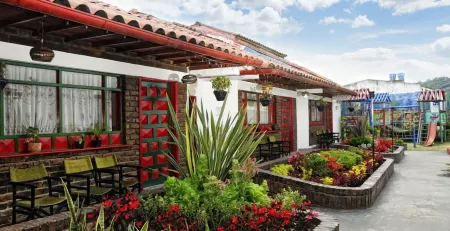 Hotel El Lago Отели рядом с достопримечательностью «Itp»