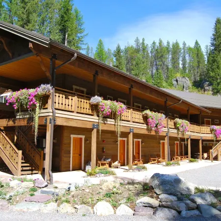 Glacier Guides Lodge