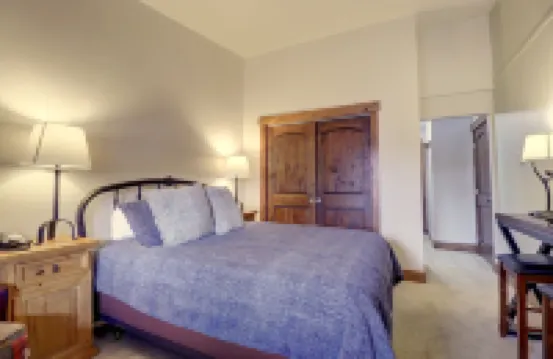 ห้องโรงแรมที่สมบูรณ์แบบ พร้อมสระว่ายน้ำที่ทำความร้อน และทางเดินออกไปสกี - CV210A โดย Redawning