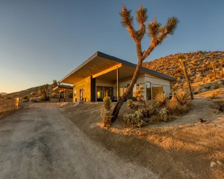 Desert Ridge - Hot Tub, Fire Pit, BBQ, Out Door Shower & Incredi 2 Bedroom Home by RedAwning 絲蘭谷酒店