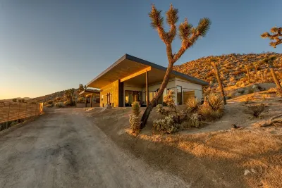 Desert Ridge - Hot Tub, Fire Pit, BBQ, Out Door Shower & Incredi 2 Bedroom Home by RedAwning Отели в г. Юкка Вэлли